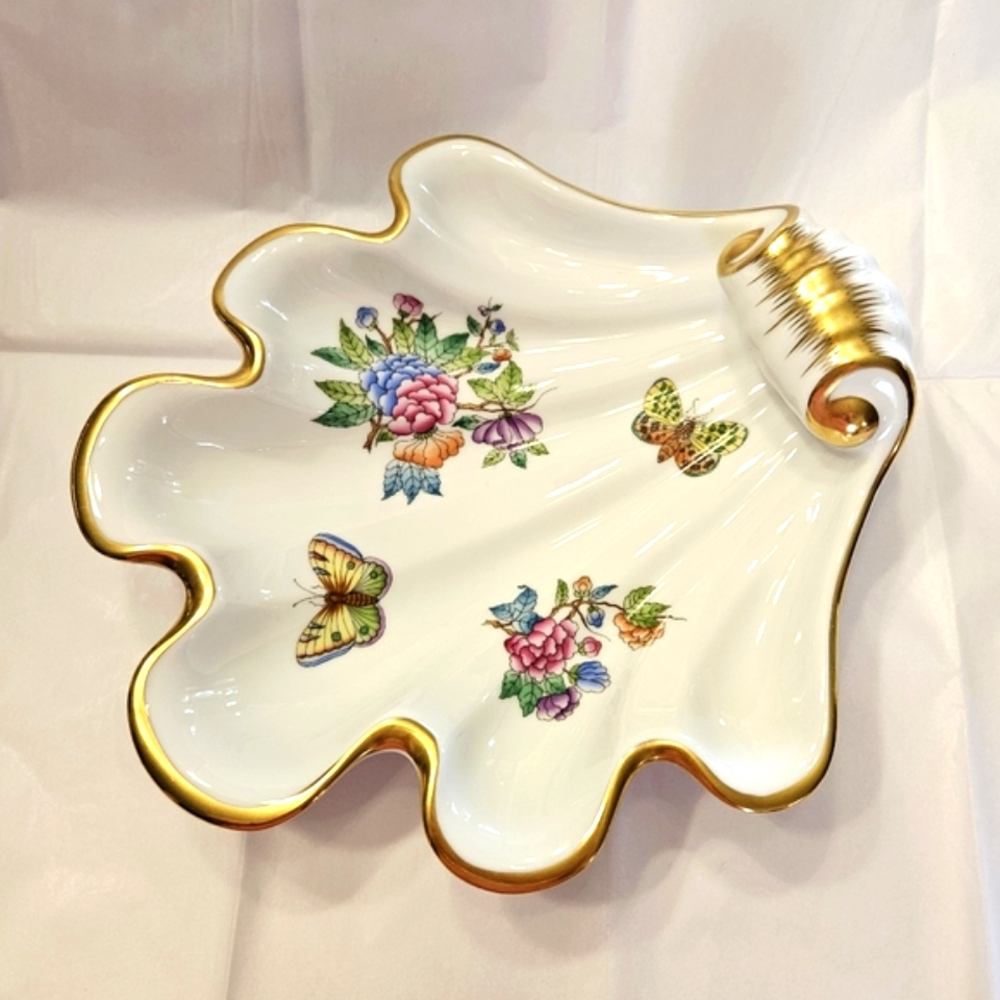 "Queen Victoria" by Herend Shell-shaped Dish.